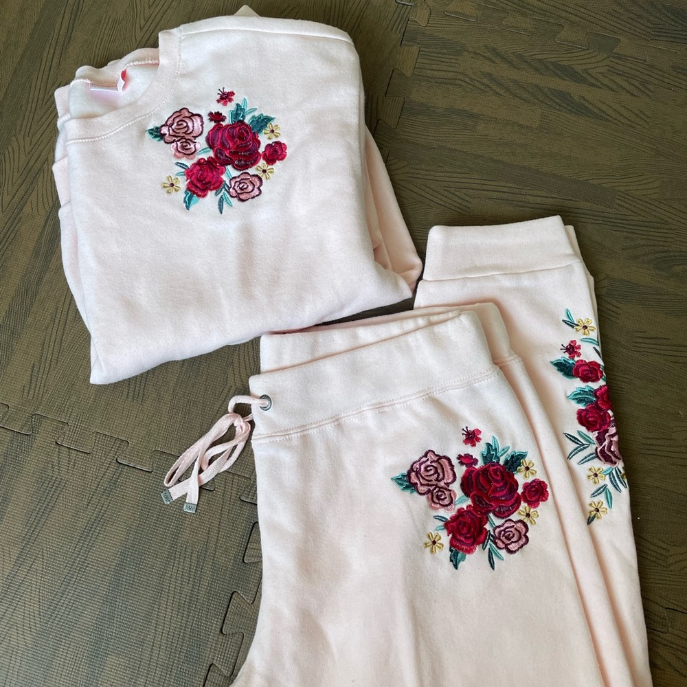 NWT Make + Model Embroidered Sweatshirt & Pants Loungewear Set, Light Pink